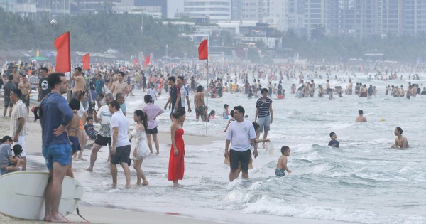 Người dân Đà Nẵng đổ ra biển giải nhiệt, khách tây hào hứng lướt ván