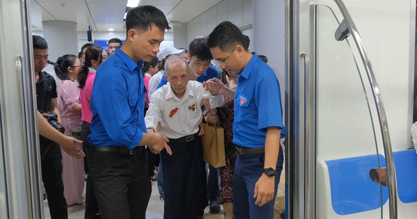 12 chiến sĩ Điện Biên Phủ trải nghiệm tuyến metro đầu tiên của TP.HCM