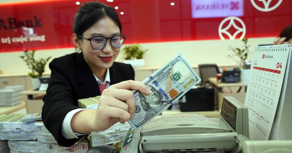 Giá USD hôm nay 27.4.2024: Đô la tự do giảm, trong ngân hàng vẫn kịch trần