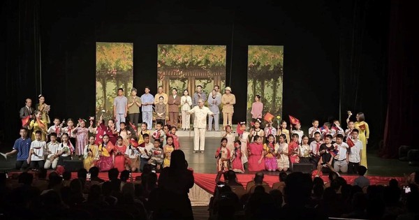 Vở kịch 'Lá đơn thứ 72' của sân khấu Lệ Ngọc nhận mưa bằng khen tại Lào