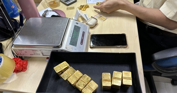 'Bỏng tay' với vàng SJC, tăng sốc 1,3 triệu đồng trong buổi sáng
