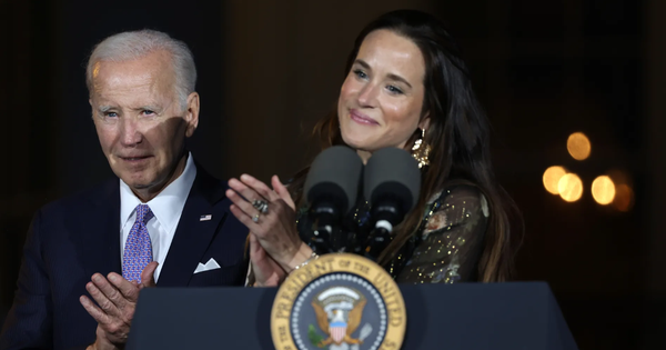 L&atilde;nh &aacute;n t&ugrave; v&igrave; trộm nhật k&yacute; con g&aacute;i Tổng thống Biden