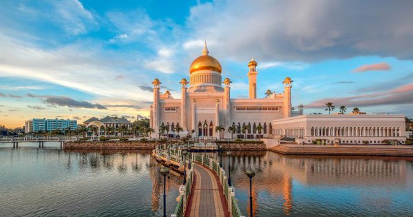 Go to the capital Brunei to visit the floating village, mosque, and Royal Palace