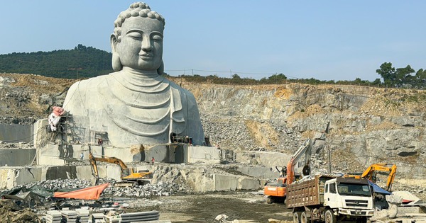 Tượng Phật khổng lồ điêu khắc từ đá nguyên khối cao 65m trên núi Đà Nẵng