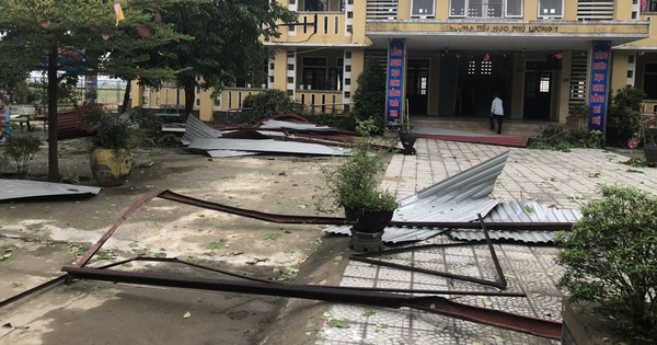 Thừa Thiên-Huế: Giông lốc thổi bay nhiều phòng học, học sinh phải tạm nghỉ