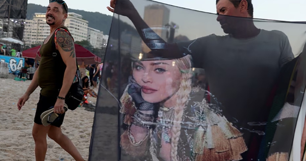 Hàng ngàn người hâm mộ Madonna tụ tập trên bãi biển Copacabana để xem hòa nhạc