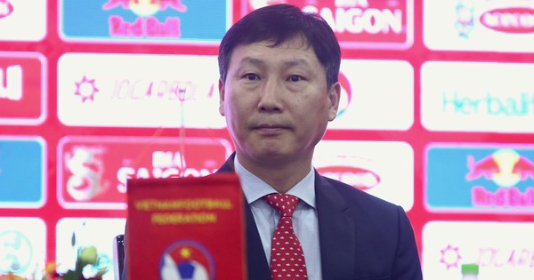 Tái thiết đội tuyển Việt Nam, HLV Kim Sang-sik nhắc đến ông Lee Young-jin, Công Phượng và Văn Toàn