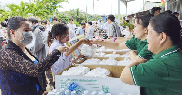 Nhiều giáo viên vùng ven biển tỉnh Bạc Liêu đã góp tiền nấu cơm cho thí sinh