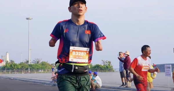 Chàng trai không tay thay đổi cuộc đời bằng… chạy bộ