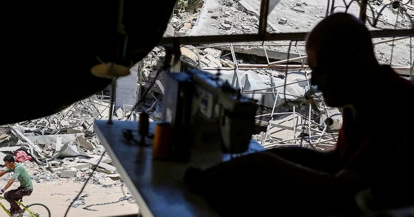 Nhặt nhạnh gầy dựng lại xưởng may từ hoang tàn Gaza