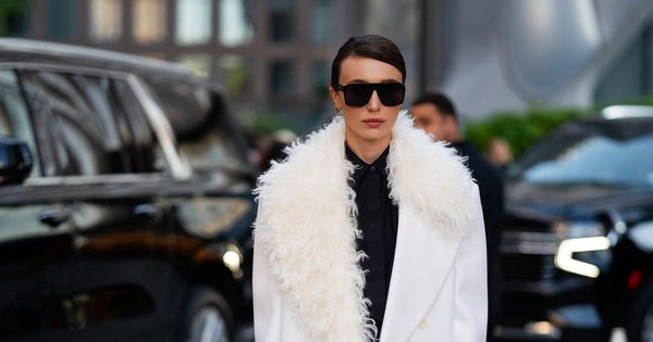 White coat, elegant and super chic brightens up your look