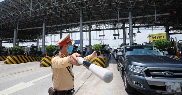 Từ 1.1.2025, CSGT được truy đuổi nếu người vi phạm bỏ chạy

(Note: According to the new law from January 1st, 2025, the Traffic Police will be entitled to pursue and apprehend individuals who flee the scene after committing a traffic offense.)