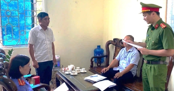 Bắt nguyên Chủ tịch xã vì nâng khống giá máy cấy.