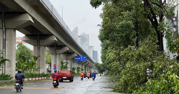 Phố phường Hà Nội tan hoang sau mưa bão