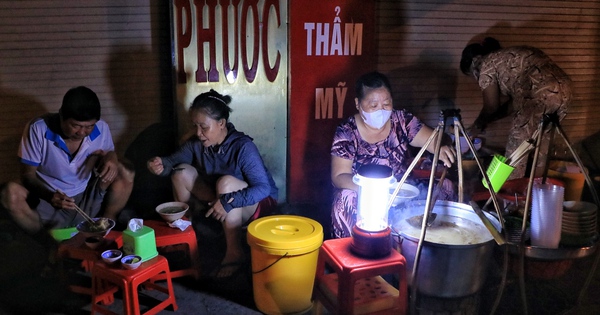 TP.HCM có quán ăn kỳ lạ: Bánh canh 40 năm, mở bán rạng sáng cho 'cú đêm'