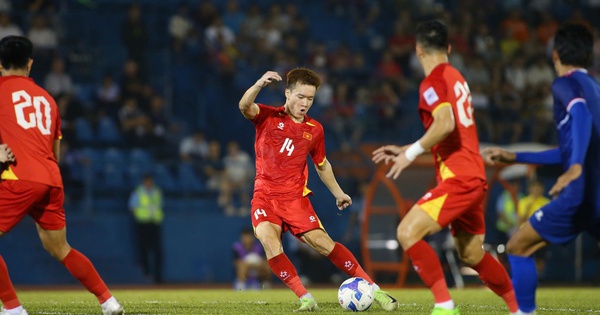 Vui buồn phong độ tuyển thủ Việt Nam, HLV Kim Sang-sik cũng đau đầu