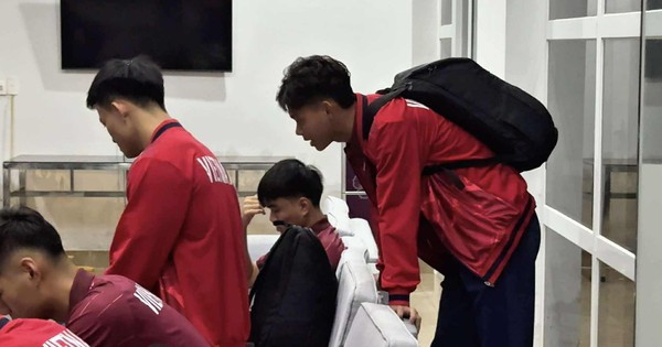 HLV Kim Sang-sik không cùng U.23 Việt Nam sang Trung Quốc, 10 cầu thủ đã di chuyển sáng 10.11