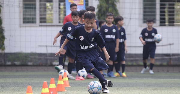 Sân trường trở thành ngày hội bóng đá: Đội bóng nhi đồng được tiếp lửa