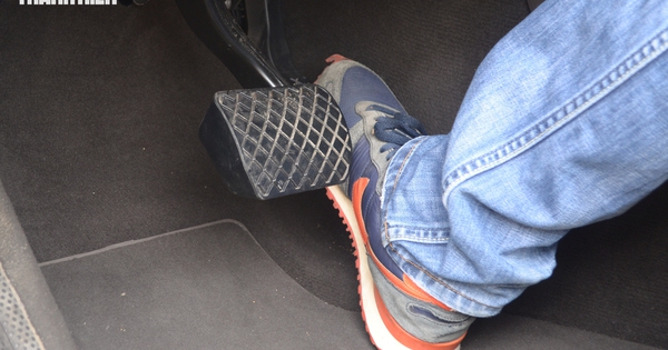 Vì sao không nên đạp ga ngay sau khi khởi động làm nóng động cơ ô tô?