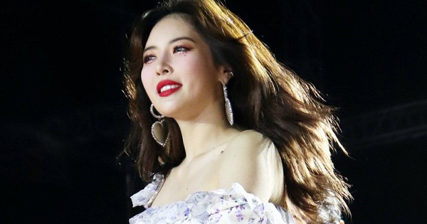 'Nữ hoàng gợi cảm' HyunA xin lỗi sau vụ ngất xỉu trên sân khấu