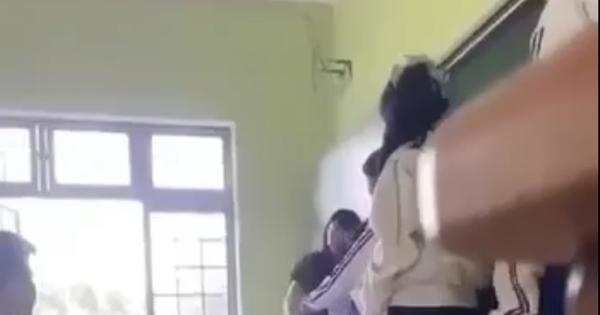 Chấm dứt hợp đồng với cô giáo dùng thước đánh vào tay học sinh