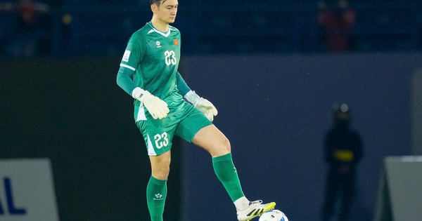 Đội tuyển Việt Nam: Văn Lâm ‘đánh bại’ thủ môn hay nhất AFF Cup, tại sao không?