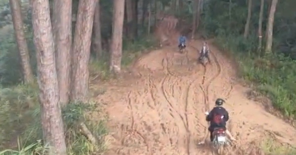 Sạt lở đèo D'Ran: Người dân băng rừng lội bùn đi làm, đưa con đi học