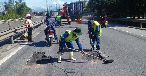 Tuyến QL1 qua Huế nát bươm sau lũ, đang được 'vá' tạm
