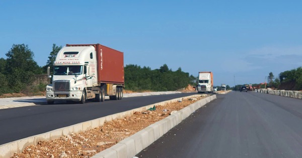 Quảng Trị: Né trạm thu phí, ô tô, container ồ ạt đi vào đường đang thi công