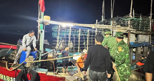 Quảng Trị: Cứu 7 thuyền viên bị chìm tàu trên biển