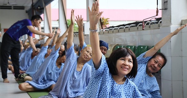 Lớp yoga đặc biệt ở hành lang Bệnh viện Từ Dũ