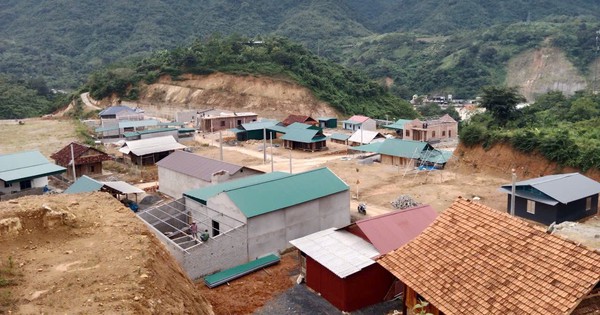 Nhà, trường xây xong để… 'đắp chiếu'