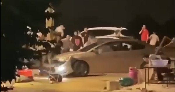 Xác minh vụ 'xe ô tô bị nhiều người bao vây, dùng vật cứng ném, đập'