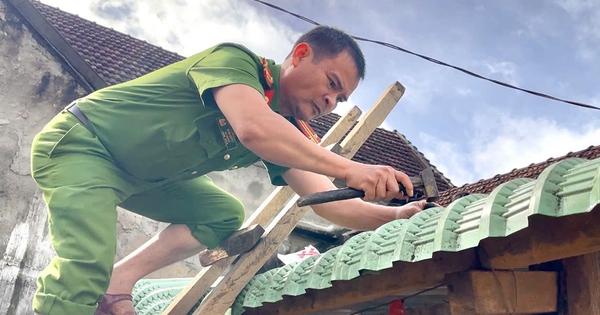 Bão qua đi, các chiến sĩ công an Gia Lai chọn ở lại giữa ngổn ngang đổ nát