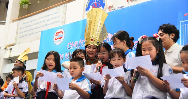 Học sinh TP.HCM học hát cải lương với NSND Tấn Giao và NSƯT Tâm Tâm