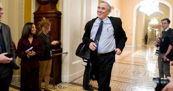 Thượng viện Mỹ thông qua gói ngân sách cho phép mở cửa lại chính phủ