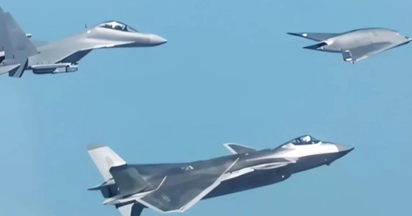 Không quân Trung Quốc tung video UAV tàng hình bay cùng chiến đấu cơ J-20