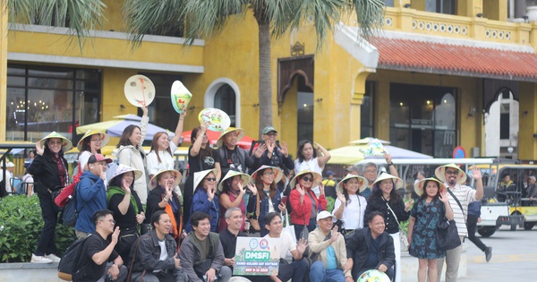 Hạ Long đón hơn 3.100 khách quốc tế từ 2 siêu du thuyền