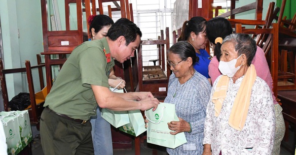 Trao tặng hàng trăm phần quà cho học sinh nghèo và người dân khó khăn