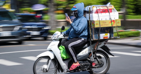 CSGT mạnh tay phạt tài xế dùng điện thoại khi lái xe