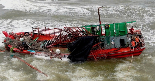 Cứu 8 thuyền viên bị chìm tàu trên biển ở Quảng Trị