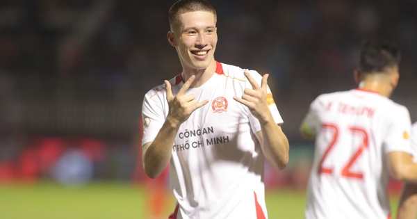 Tiền đạo Việt kiều 1,90 m tiết lộ bất ngờ: Về Việt Nam chơi bóng vì...