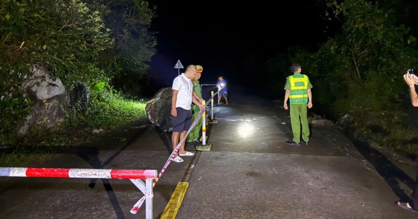 Tảng đá khoảng 5 tấn lăn từ vách núi xuống đường Hồ Chí Minh