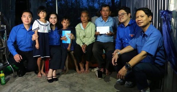 T.Ư Đoàn trao quà, hỗ trợ kinh phí xây nhà cho người dân vùng bão