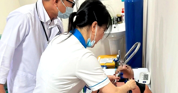 Xe ôm chở người đàn ông ở TP.HCM đi cấp cứu do sốc phản vệ thuốc