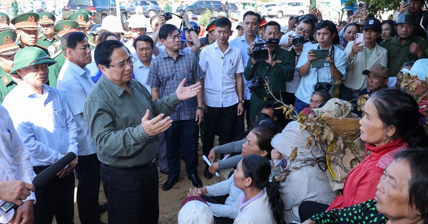 Thủ tướng Phạm Minh Chính thăm người dân làng chài bị thiệt hại vì bão Kalmaegi