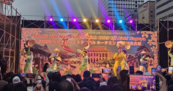 Đông Hùng hát 'Tiến quân ca' trước 10.000 khán giả tại Nhật Bản