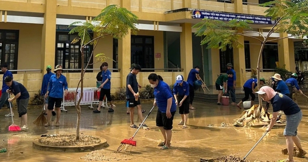 Nhiều 'team thanh niên không ngại bùn lầy' gây xúc động