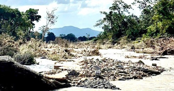 Đường bị lũ cuốn trôi, hơn 1.100 người dân phía tây Gia Lai bị cô lập