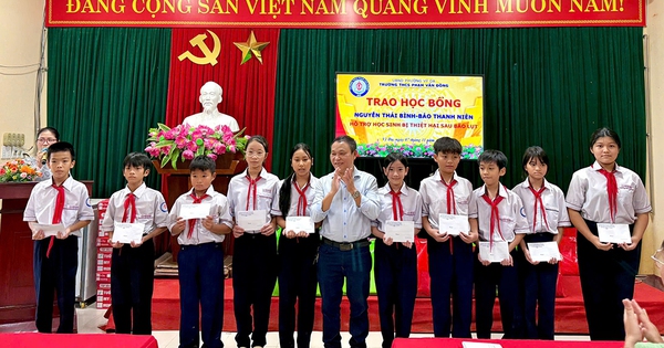 Trao học bổng Nguyễn Thái Bình cho học sinh vùng lũ TP.Huế